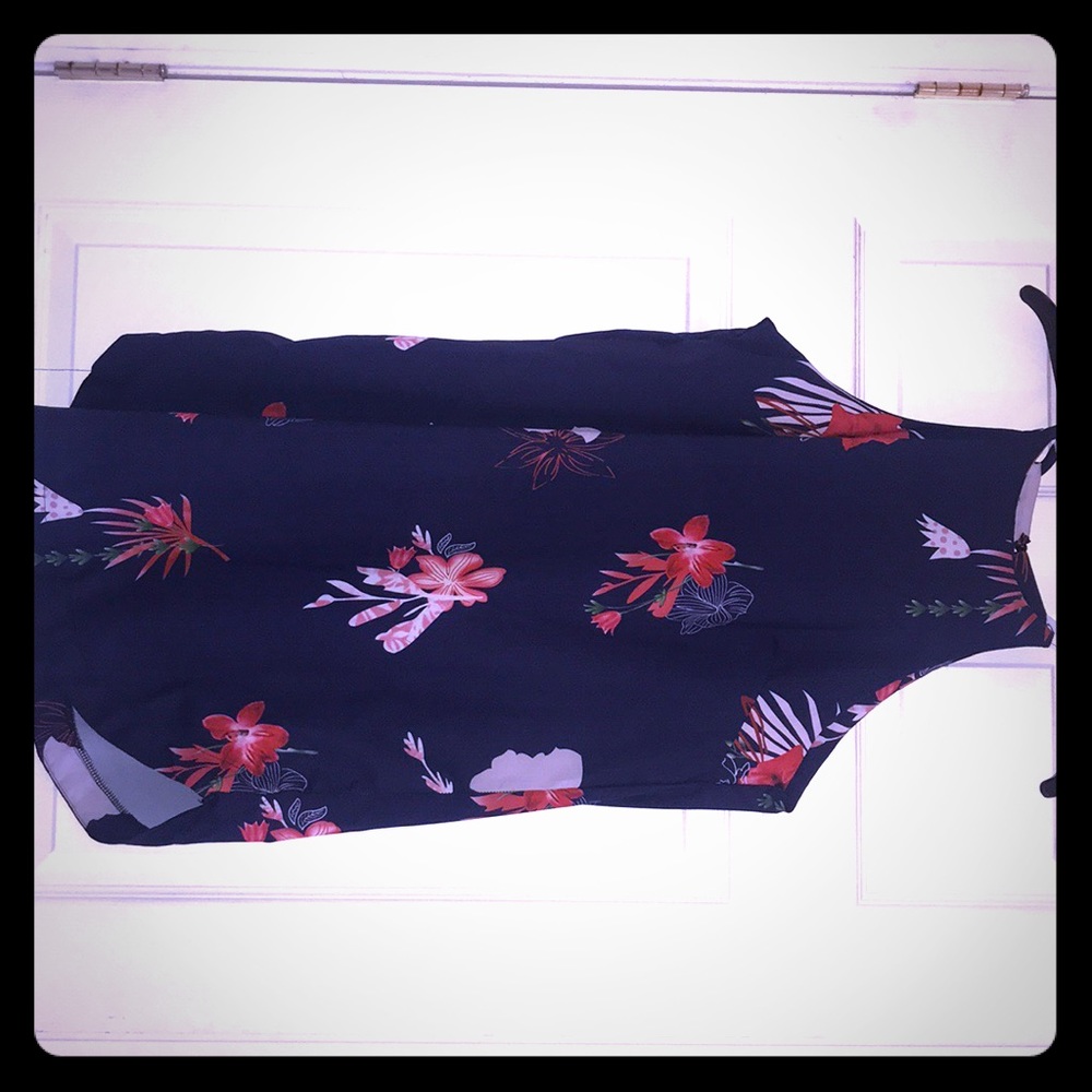 Super cute navy floral dress!